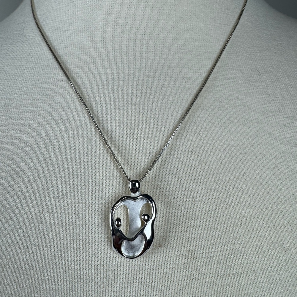 Carolyn Pollack Family Circle
Sterling Silver Pendant With
Sterling Chain